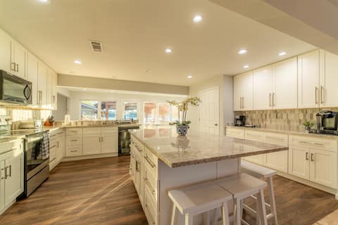 5 Bed/Lakefront/Boat dock/Game room/Guest Hous