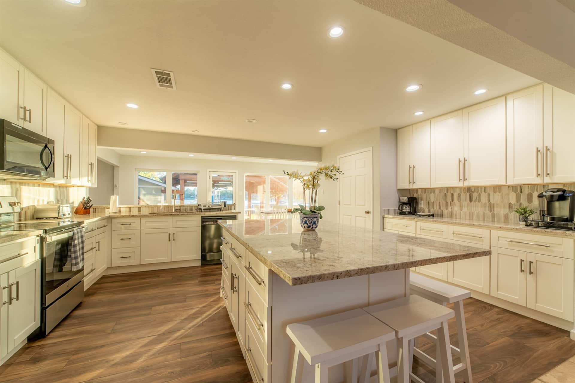 5 Bed/Lakefront/Boat dock/Game room/Guest Hous