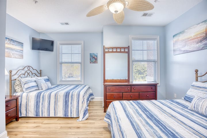 Druga spavaća soba ima dva bračna kreveta, spremište za odjeću i velike prozore