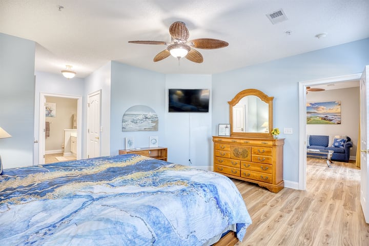 Glavna spavaća soba s mnogo prostora za odlaganje, ugradbenim ormarom i televizorom ravnog ekrana