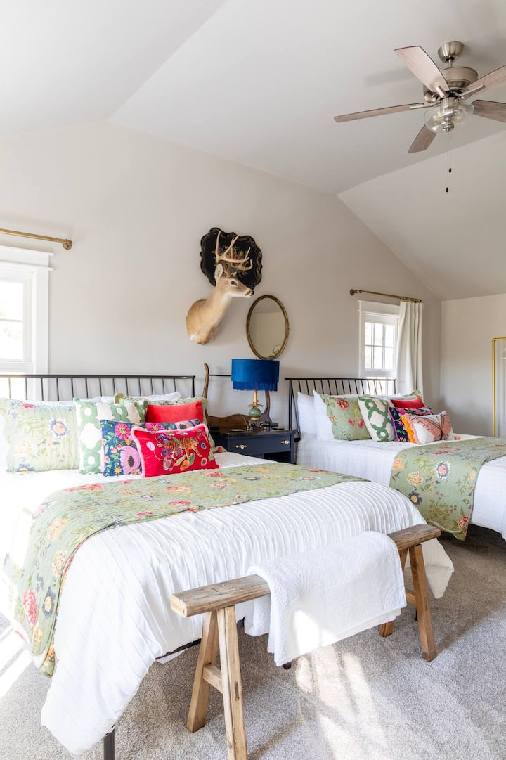 Bedroom 2: two queen beds (upstairs)