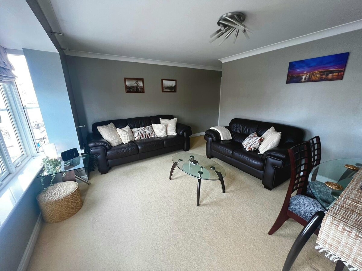 Top performing Airbnb: Modern & spacious harbour-view apartment & parking in Whitby