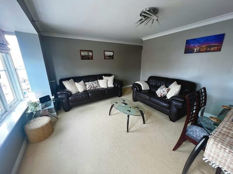 Top performing Airbnb: Modern & spacious harbour-view apartment & parking in Whitby
