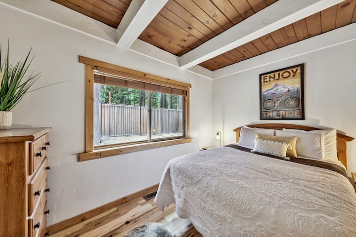 Spavaća soba 3 ima udoban bračni krevet (160x200), ormar i komodu za dodatnu udobnost.