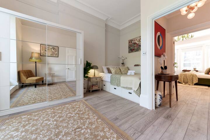 Spacious South Kensington Garden Flat by Madestays gallery image 4