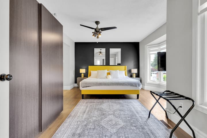 Светла и привлечна спална соба со модерно биро, идеална за работа или одмор.