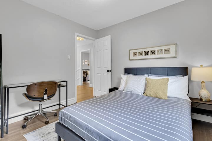 Светла и привлечна спална соба со модерно биро, идеална за работа или одмор.