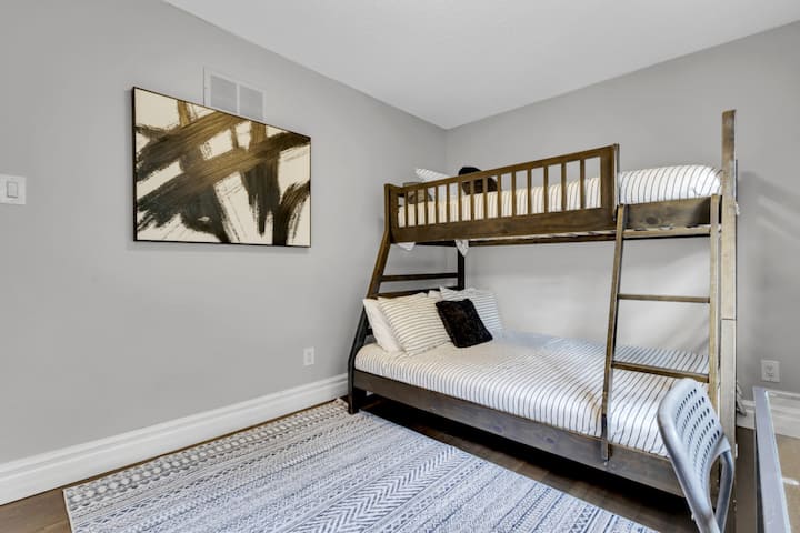 Шик двокреветна спална соба: совршена за групи и семејства!