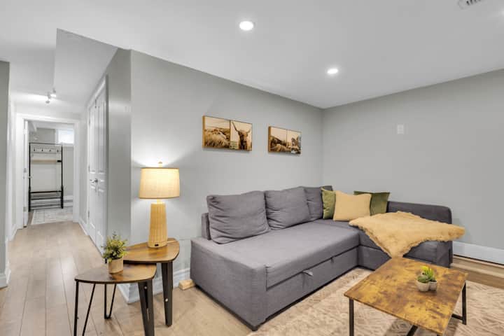 Овој простран стан има комплетно опремена кујна и светла дневна соба.