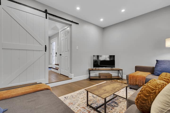 Пространа дневна соба со модерен дизајн и доволно места за седење