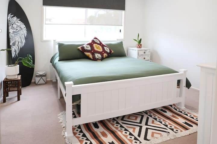 Ფართო საძინებელი ფერითა და სიმწვანით