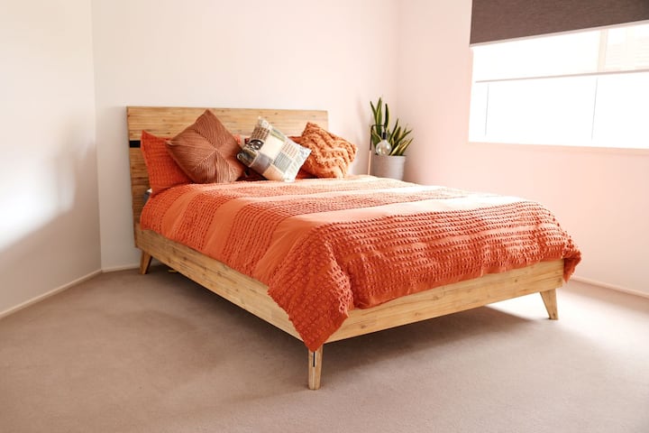 Დედოფლის დახვეწილი საძინებელი იდეალურია დასვენებისა და განტვირთვისთვის