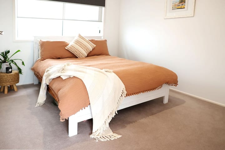 Მარტივი, თუმცა დახვეწილი საძინებელი, რომელიც განკუთვნილია მშვიდი ძილისთვის