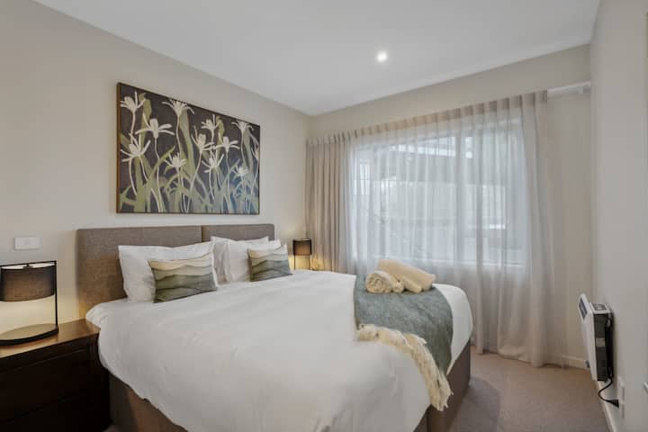 マスターベッドルーム：スーパーキングサイズベッド（2つのシングルベッドに分けることができます）。  

注意：この部屋は通常、スーパーキングサイズベッドとして設定されています。  シングルベッド2台の設置をご希望の場合は、到着の3日前までにお知らせください。