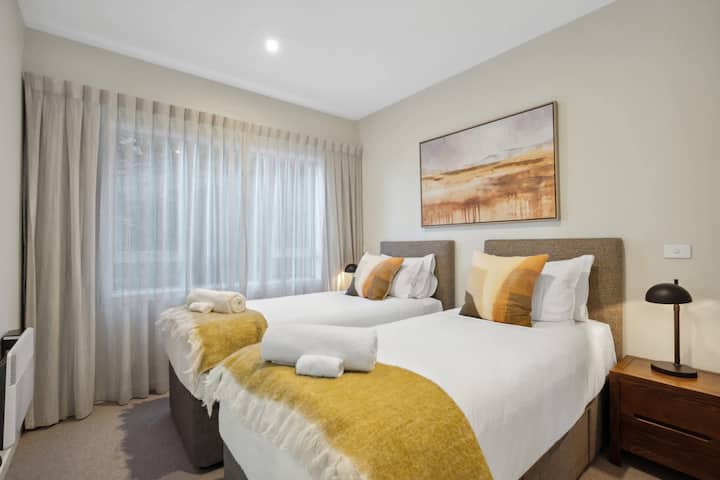 ベッドルーム2：スーパーキングサイズにできるツインベッド。  

注：この部屋は通常、シングルベッド2台で設定されています。  スーパーキングサイズにしたい場合は、到着の3日前までにお知らせください。