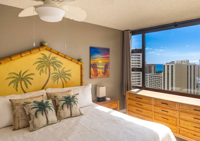 City+Ocean Views | Parking+AC | Kitchen | King Bed