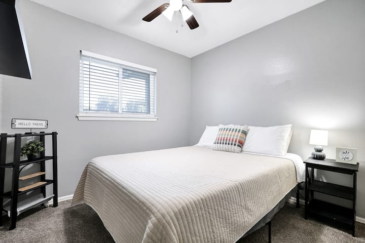 غرفة نوم ثانية تضم سريرًا متوسط الحجم.