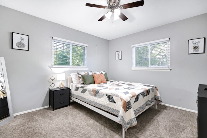 غرفة نوم أساسية بسرير بمقاس كبير! 