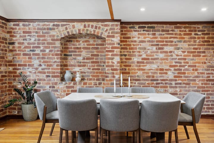 5BR | Walk to Cafés & Hospital | WFH Space gallery image 2