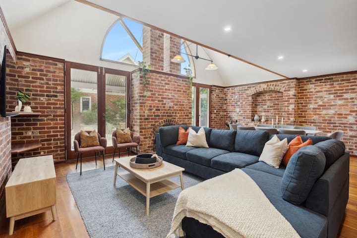 5BR | Walk to Cafés & Hospital | WFH Space