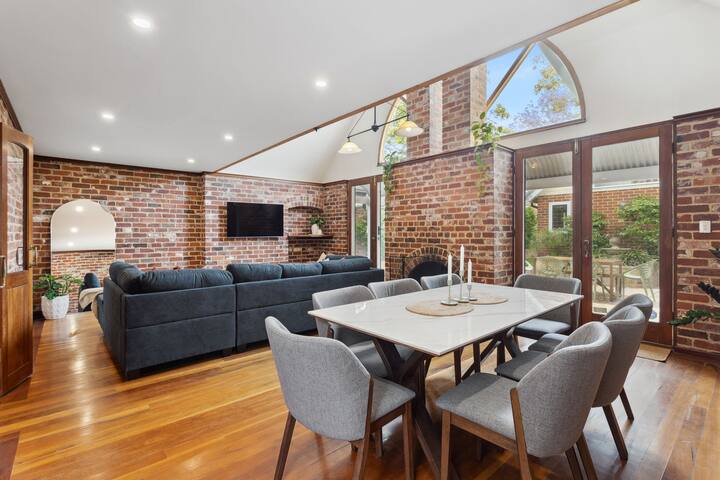 5BR | Walk to Cafés & Hospital | WFH Space gallery image 3