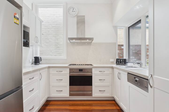 5BR | Walk to Cafés & Hospital | WFH Space gallery image 4