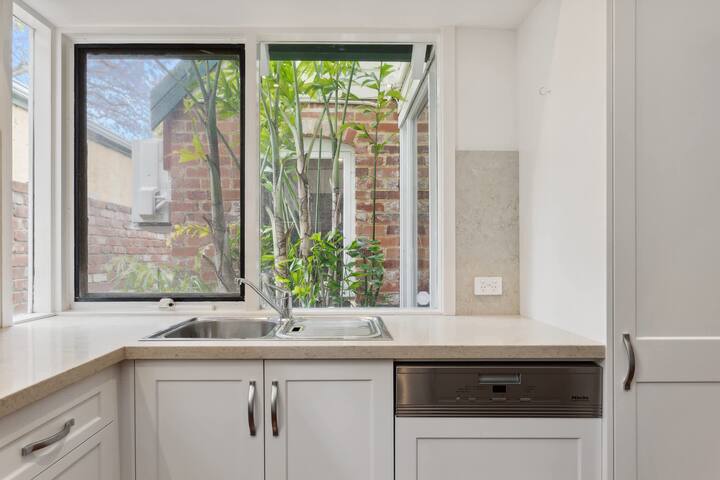 5BR | Walk to Cafés & Hospital | WFH Space gallery image 5