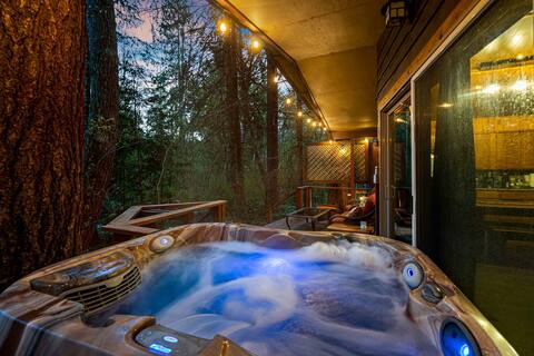 Big Creek-waterfront/fireplace/hot tub/2 kings