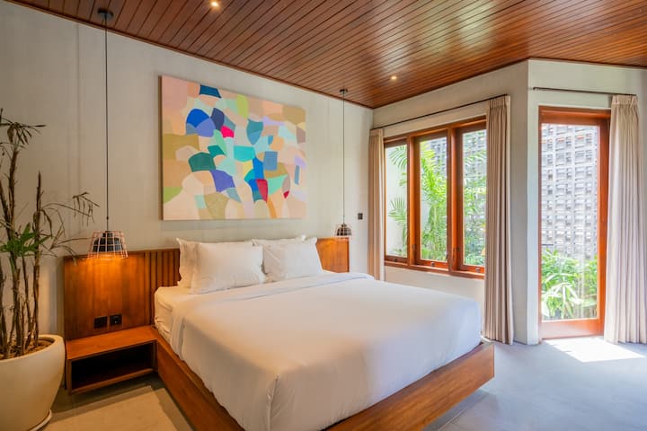 Dhomë gjumi e bollshme dhe e qetë me pamje nga kopshti, duke ofruar një atmosferë të qetë dhe çlodhëse