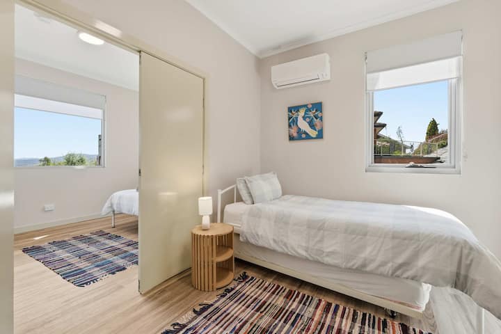 Sur demande, il est possible d'ouvrir les portes communicantes entre la deuxième et la troisième chambre pour créer une grande chambre avec deux lits et une vue.