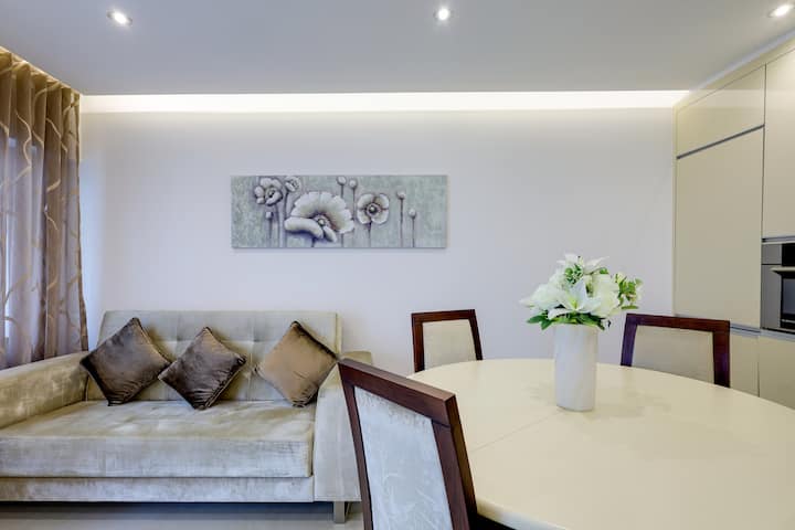 Kati përdhes Dhoma e ndenjjes dhe ngrënies