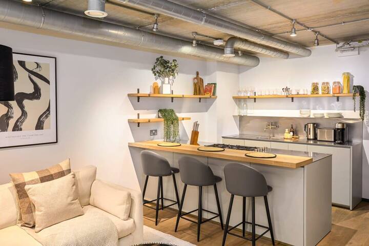 Contemporary and Industrial Apartment in Southwark gallery image 2
