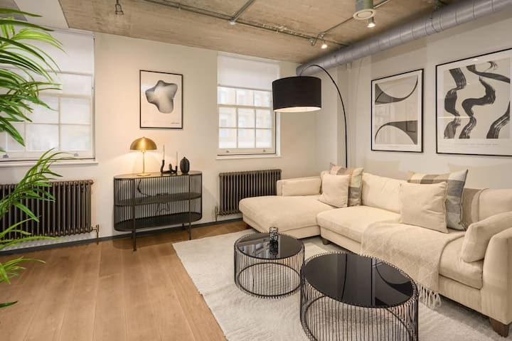 Modern Industrial Apartment with Terrace in Southw