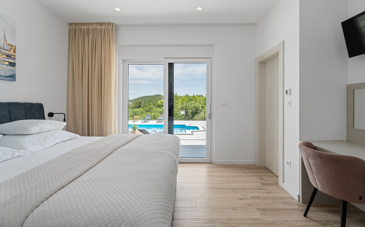 ห้องนอนที่ 1 มีเตียงคู่ขนาด 180 ซม. x 200 ซม. ทีวี และเครื่องปรับอากาศ
