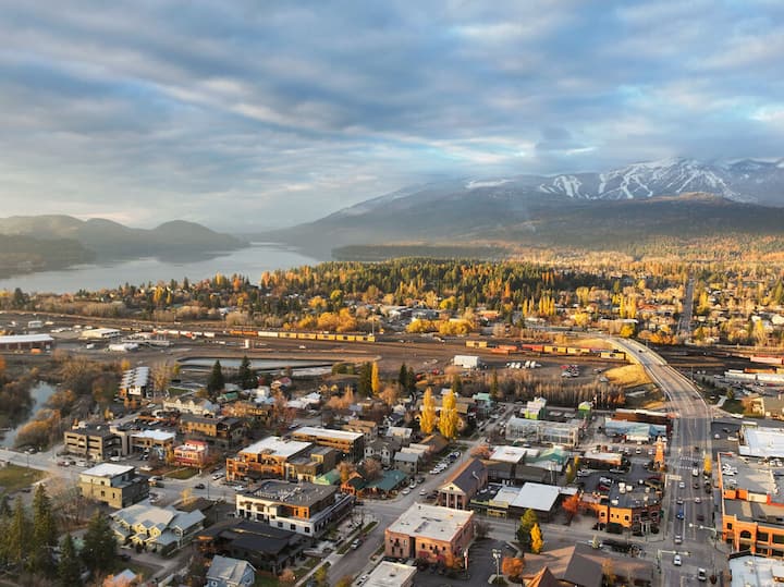 Heart Of Downtown, Walk To City Beach! Modern Loft - Whitefish, MT