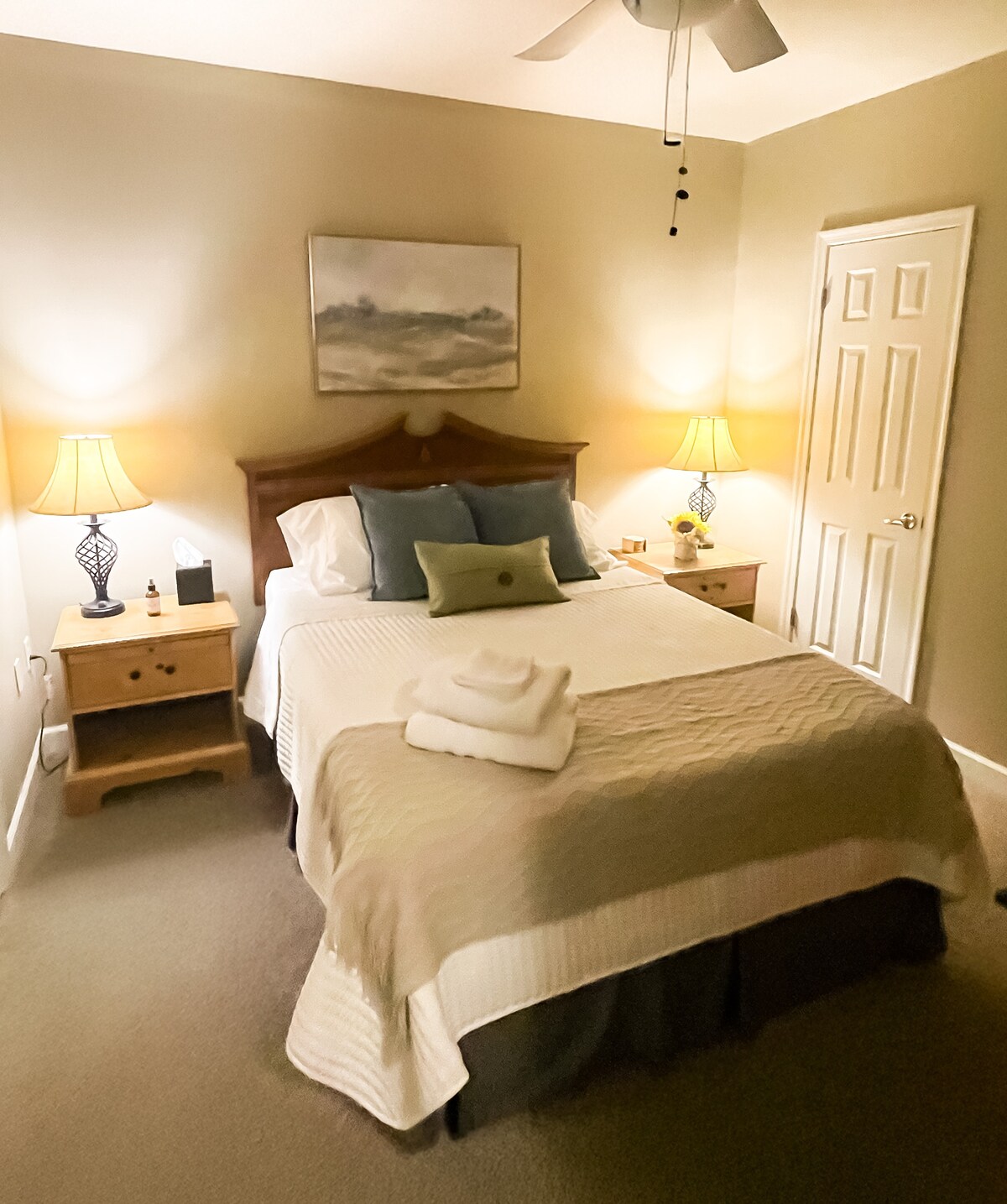 主臥室配有舒適的加大床