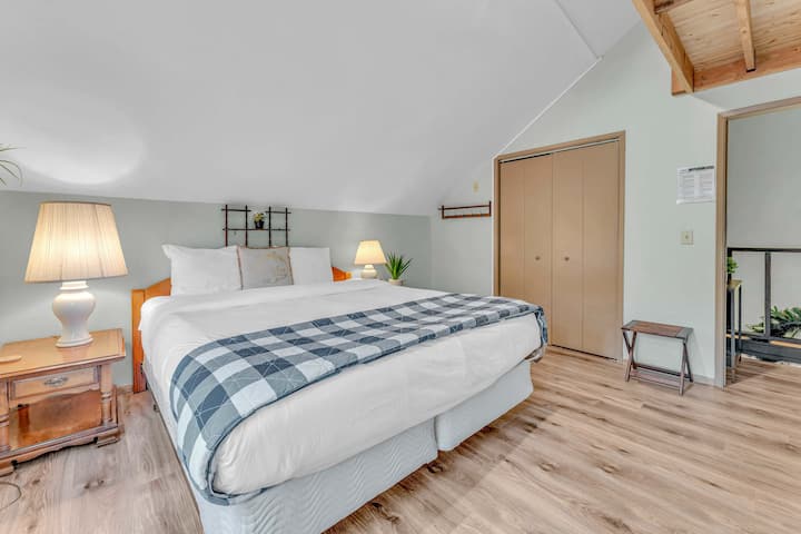 Dormitorio 2: dormitorio principal, cama king, espacio de trabajo dedicado, armario, piso superior
