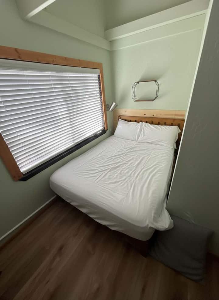 Dormitorio 3: cama doble, espacio de trabajo dedicado, televisor inteligente de 42 pulgadas, vestidor, piso superior
