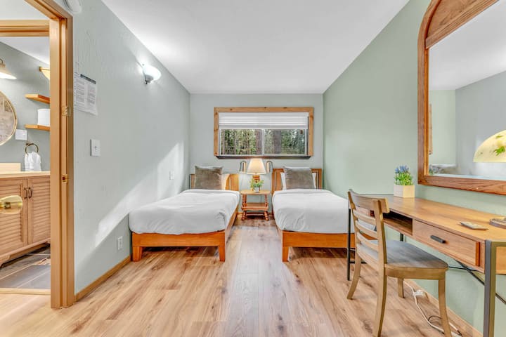 Dormitorio 1: 2 camas individuales, espacio de trabajo dedicado, armario, piso principal
