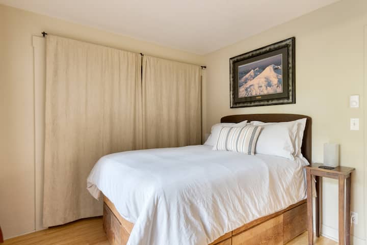 Spavaća soba 2 ima bračni krevet i vlastitu kupaonicu.