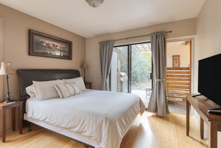 Primarna spavaća soba ima bračni krevet (160x200), TV, čajnu kuhinju i vlastitu kupaonicu.