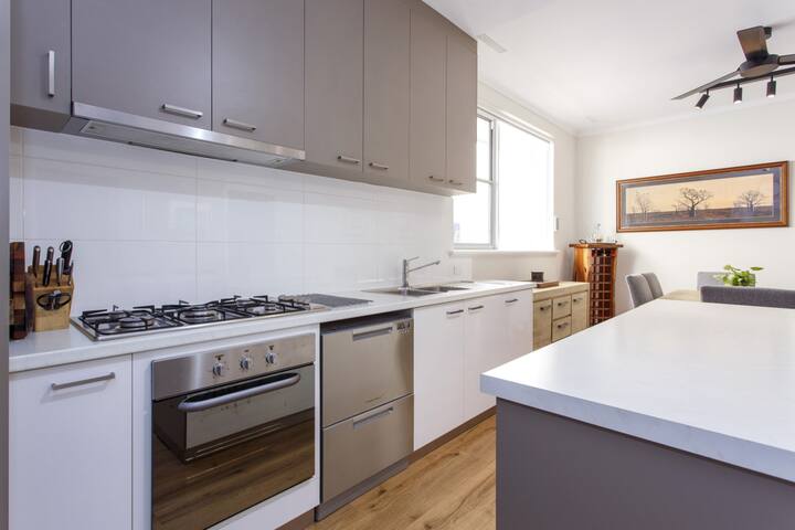 Living the Dream – 3 bedroom House South Fremantle gallery image 5