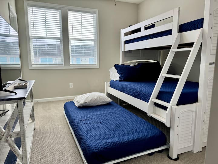 Dvojposteľ a poschodová posteľ s oddelenými posteľami a inteligentnou TV