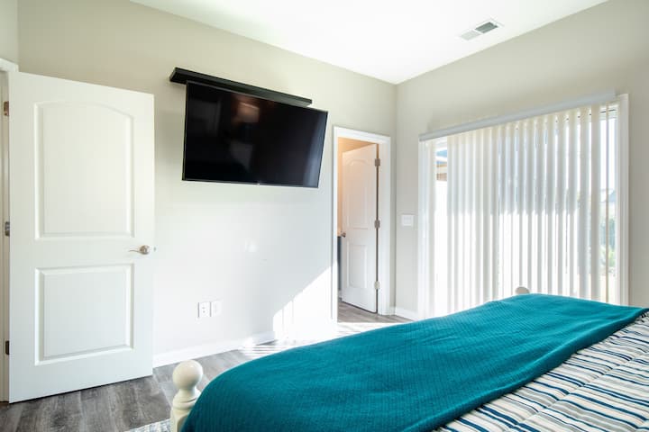 Spálňa na prízemí s manželskou posteľou King