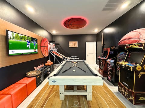 Beachside Deluxe: Pool, Theatre, Games & More!