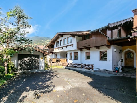 Large holiday home in the center, garden, sauna