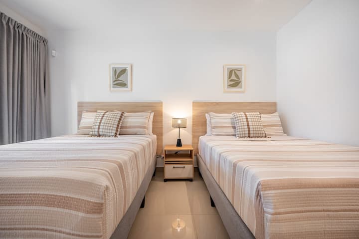 Ideal para estadías compartidas: dos acogedoras camas dobles con sábanas de calidad hotelera.