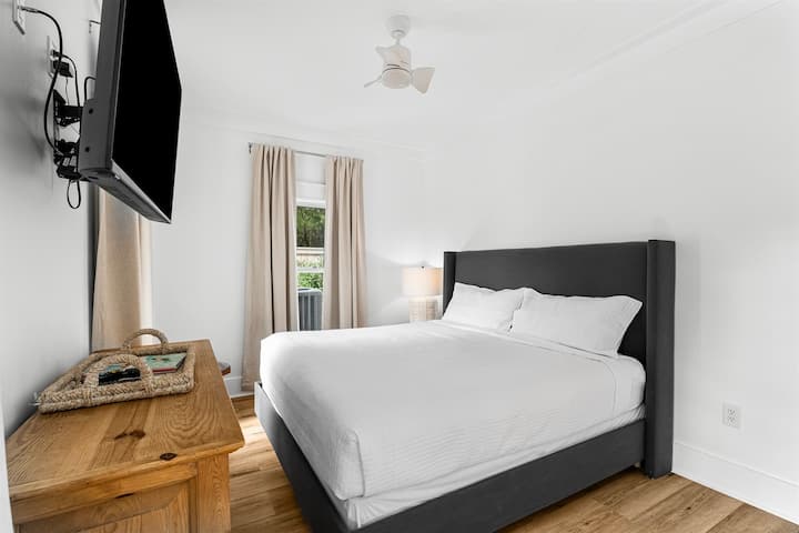 El dormitorio de abajo cuenta con una cama tamaño king, un vestidor completo, un armario y un televisor inteligente.