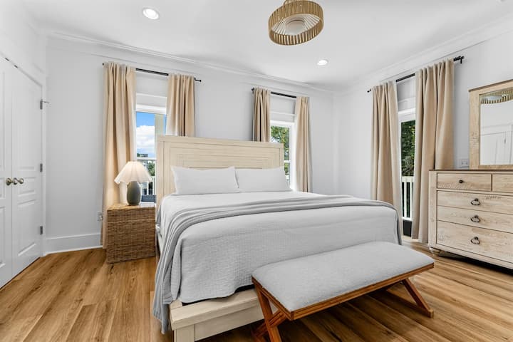 El dormitorio principal cuenta con una cama tamaño king, un vestidor grande y un espejo, un armario y un televisor inteligente.