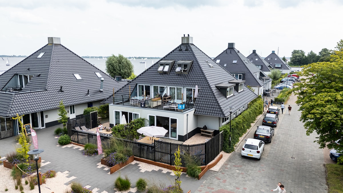 Successful Airbnb property: Luxury apartment near the water in Sperkhem En Industrieterrein Houkesloot